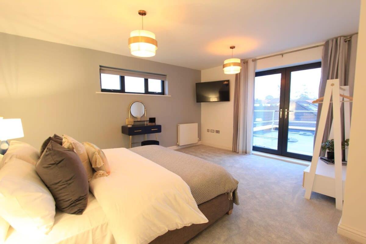 Cabot Mews 9 *